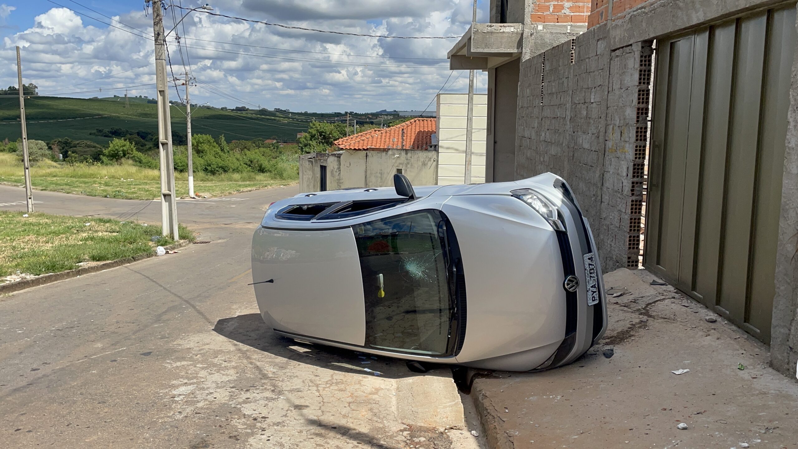 Mulher chama veículo de app, oferece “programa” para pagar, furta o carro e capota