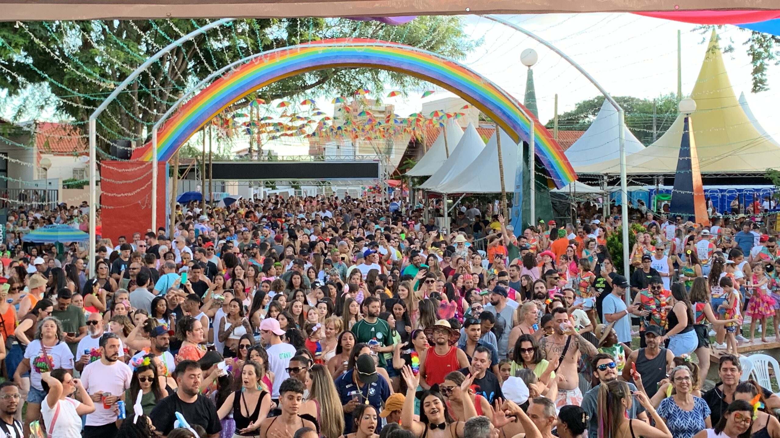 Veja lives do primeiro dia de Carnaval em Três Pontas
