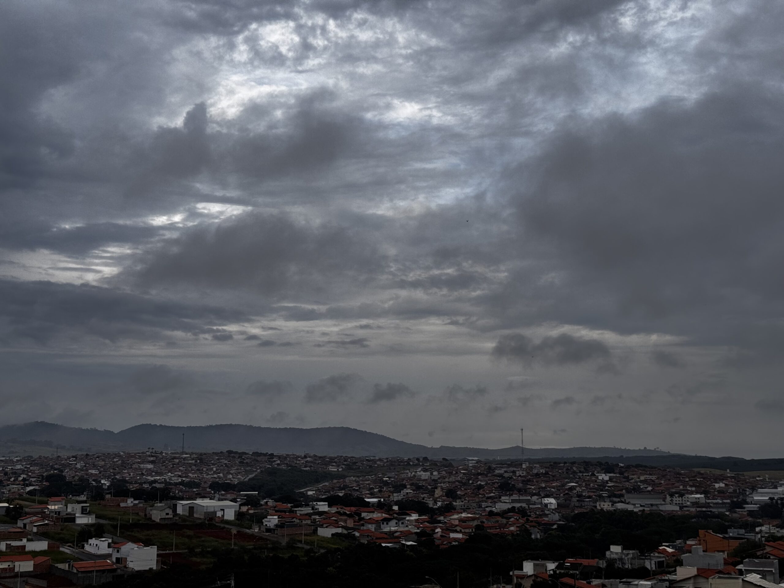 Segunda-feira começa com chuva e segue com tempo instável em Três Pontas