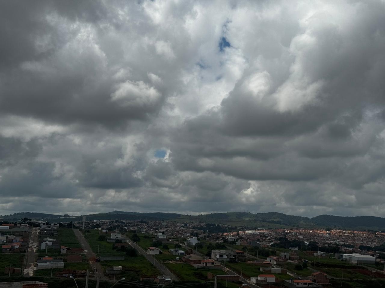 Segunda-feira começa chuvosa e segue instável em Três Pontas
