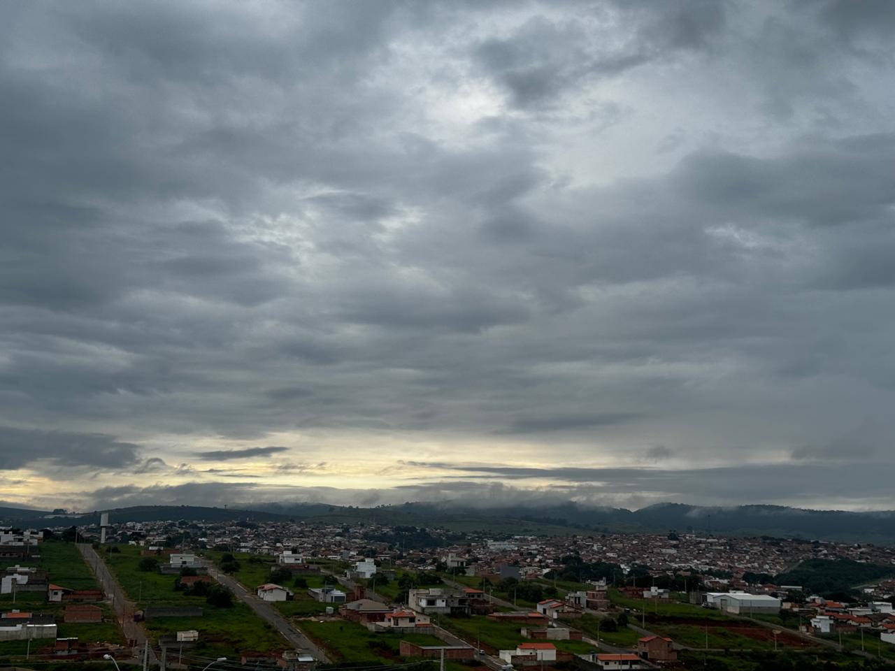 Fim de semana com sol, mas pancadas de chuva e temporal à noite em Três Pontas