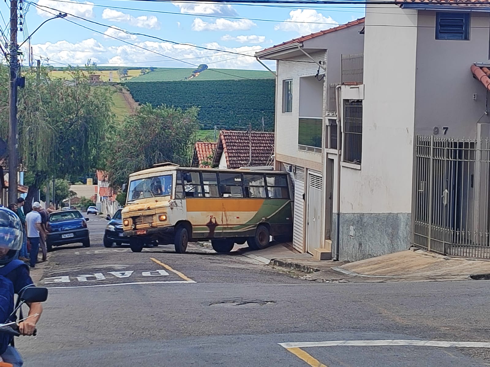 Microônibus perde o freio e atinge casa no Padre Vitor