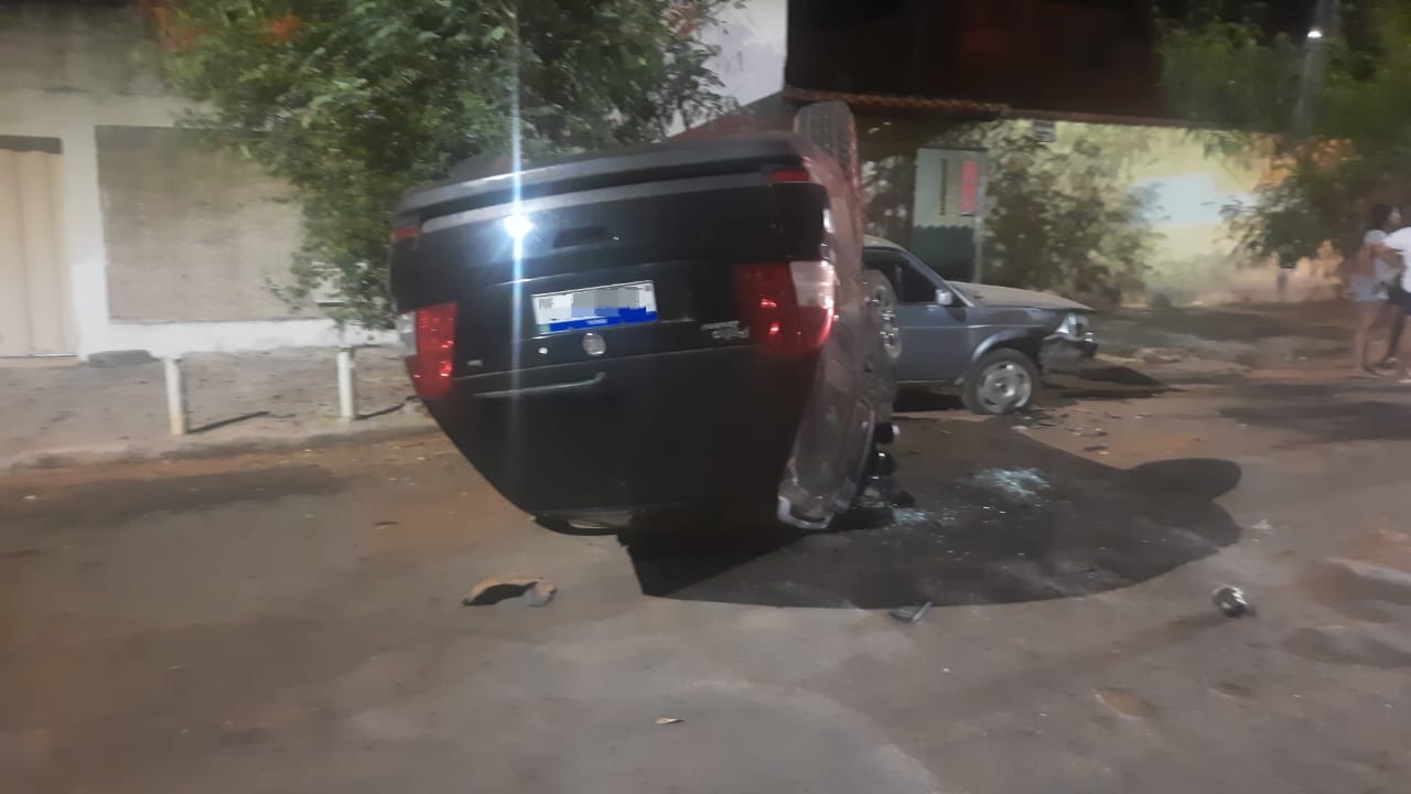 Condutor inabilitado bate em carro estacionado e capota no bairro Aristides Vieira