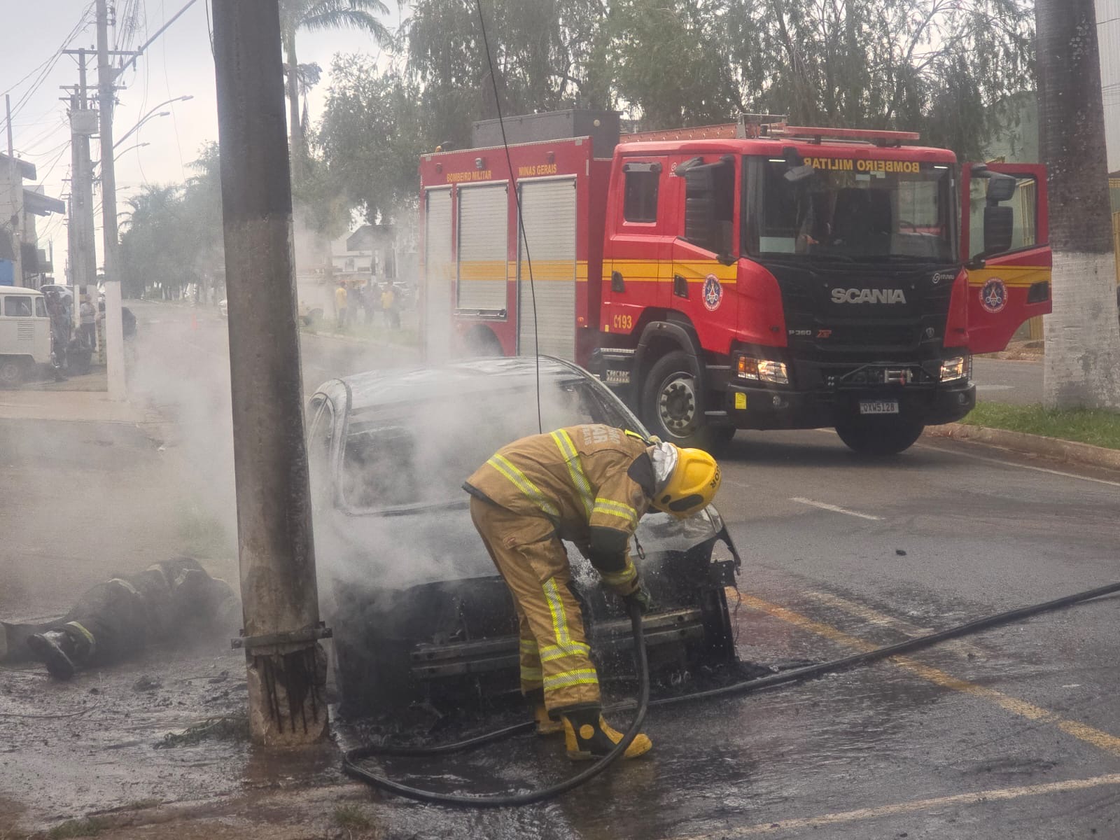Carro pega fogo após ser atingido por fio de alta tensão na Avenida Nilson Vilela