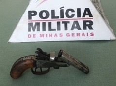 Polícia Militar apreende espingarda após postagem nas redes sociais em Guapé