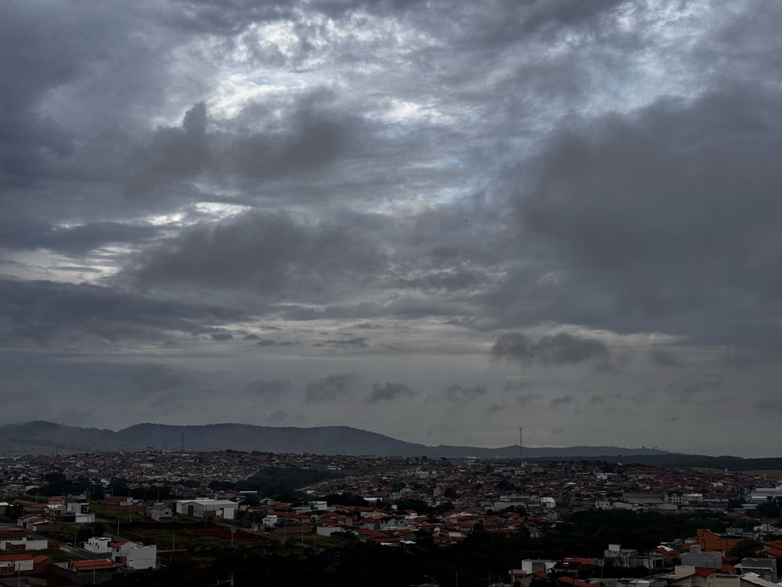Segunda-feira começa nublada e termina chuvosa em Três Pontas