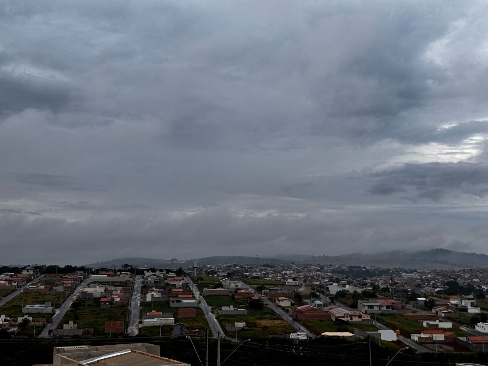 Terça-feira com sol entre nuvens e chuva no fim do dia em Três Pontas