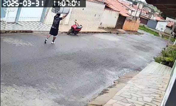 Rapaz carrega tanquinho na cabeça em plena luz do dia e acaba preso por furto