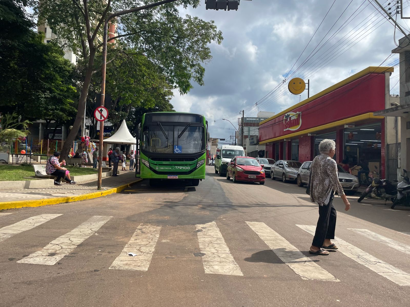 Apenas 8 veículos por hora usavam mão inglesa na Praça da Fonte: mudanças no trânsito priorizam fluidez e segurança