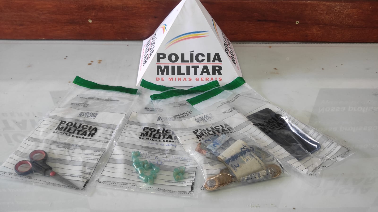 Suspeito de tráfico foge da PM e tenta atacar policiais com tesoura no Morada Nova
