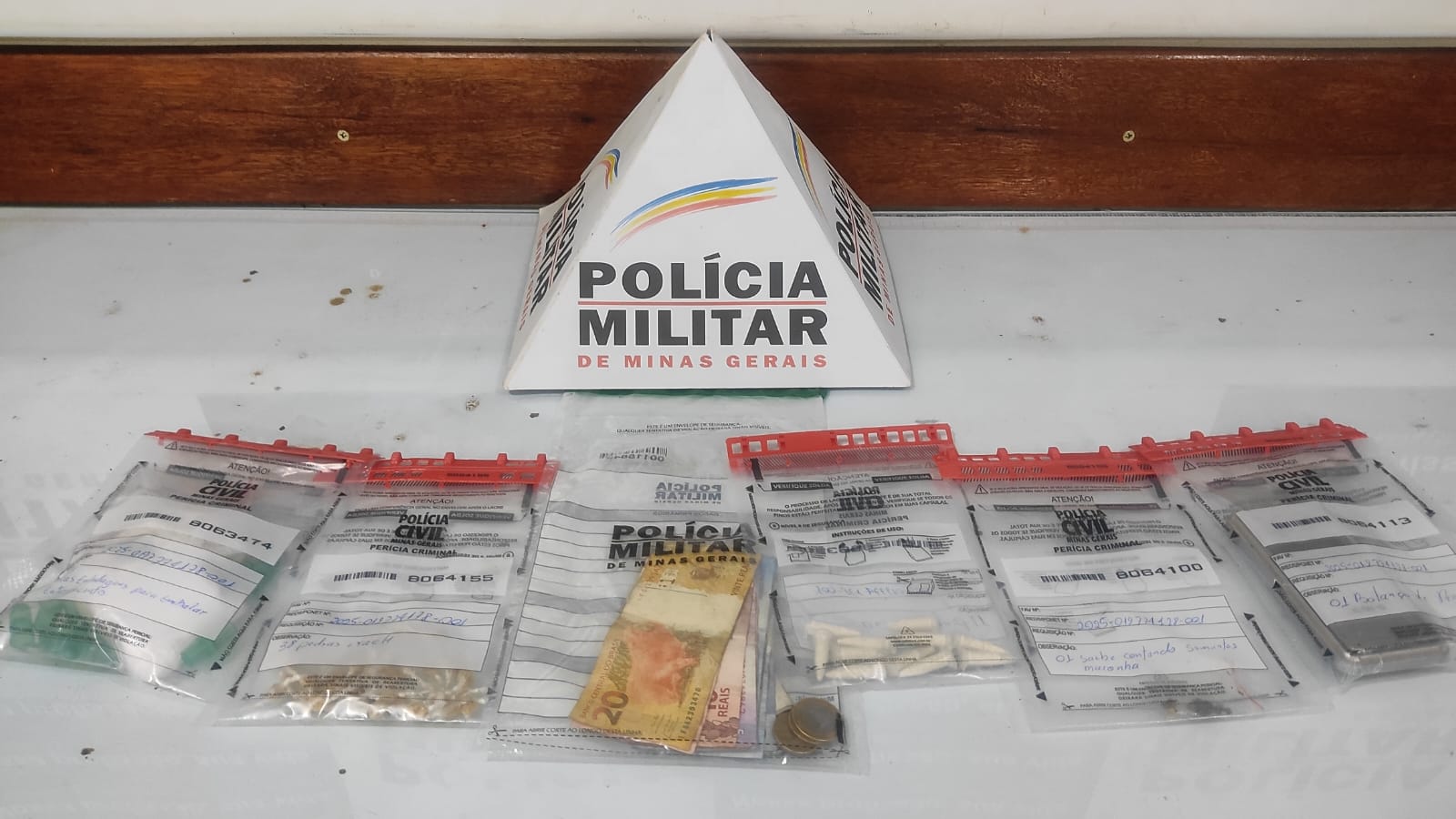 Rapaz suspeito de tráfico foge da PM e depois é preso bebendo em bar