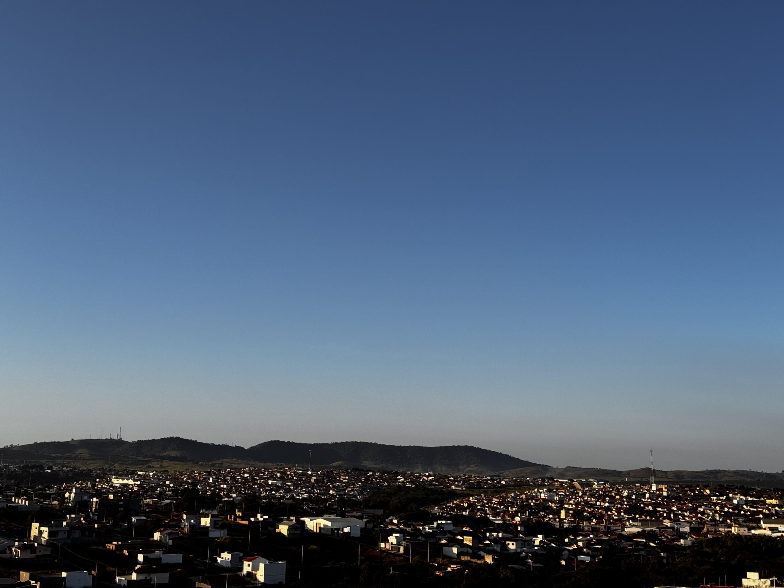 Segunda-feira começa com céu limpo em Três Pontas, mas nuvens podem aparecer ao longo do dia