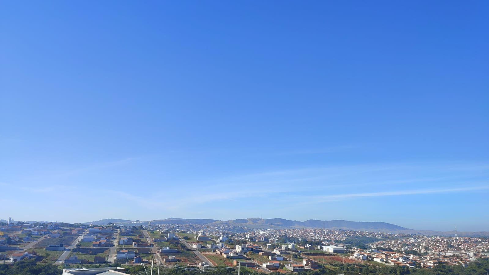 Quinta-feira de sol firme com nevoeiro no começo e fim do dia em Três Pontas