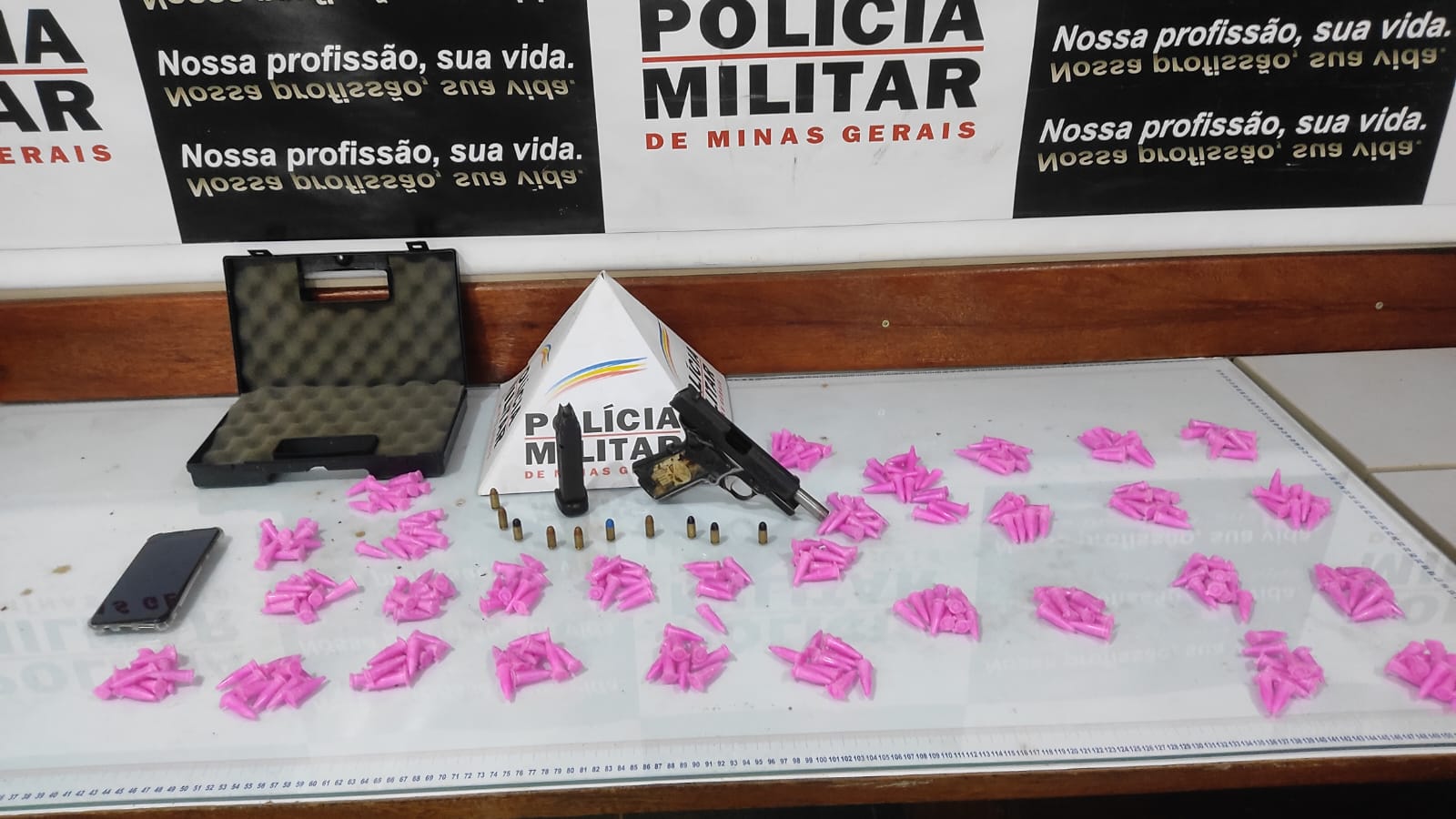 Suspeito de tráfico é preso com grande quantidade de drogas e arma usada para intimidar moradores no Ponte Alta