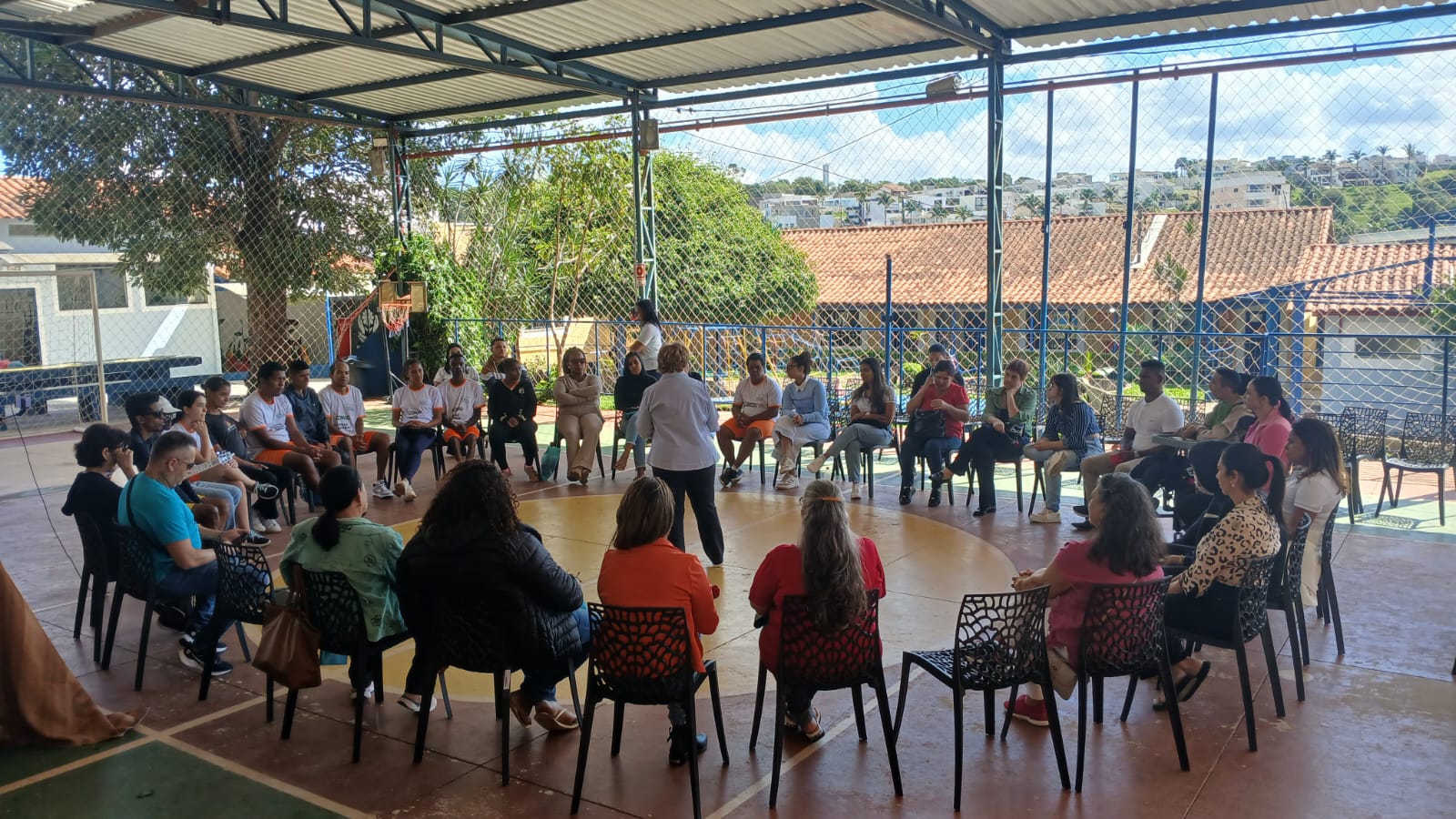 Vereadores visitam APAE de Três Pontas e dialogam com mães e equipe da instituição