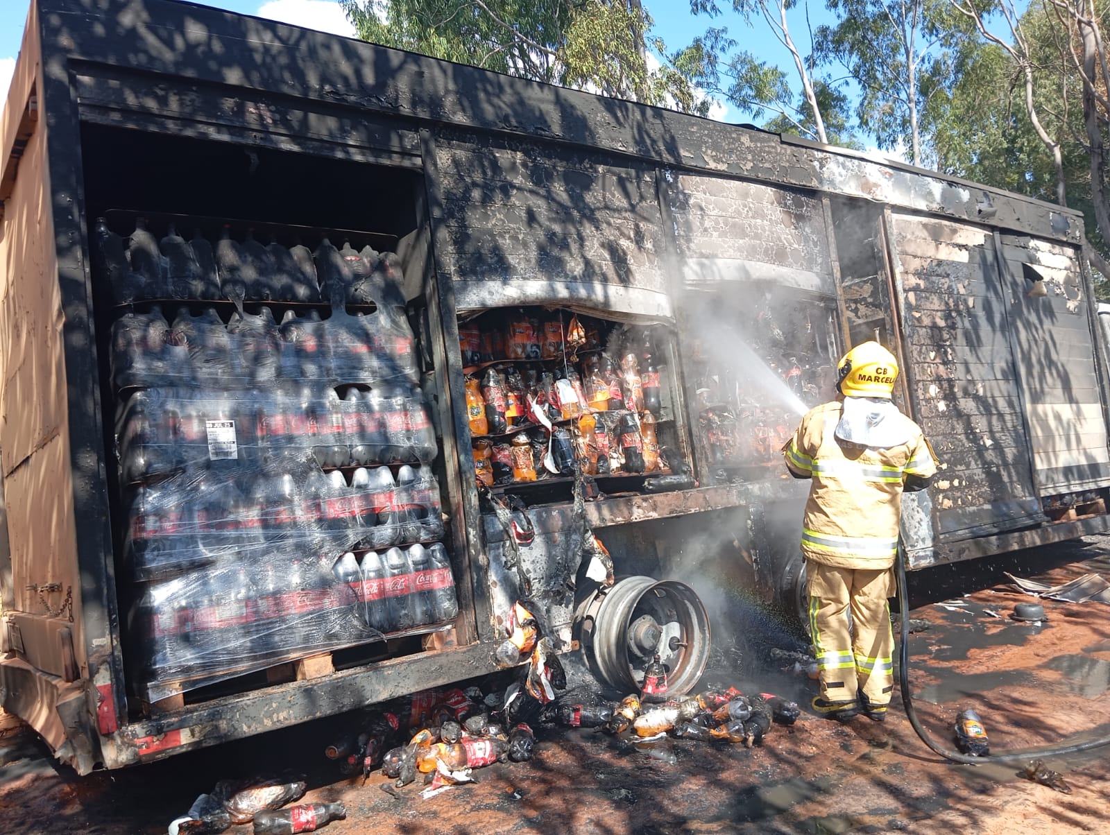 Caminhão carregado com refrigerantes é destruído por incêndio na zona rural de Três Pontas