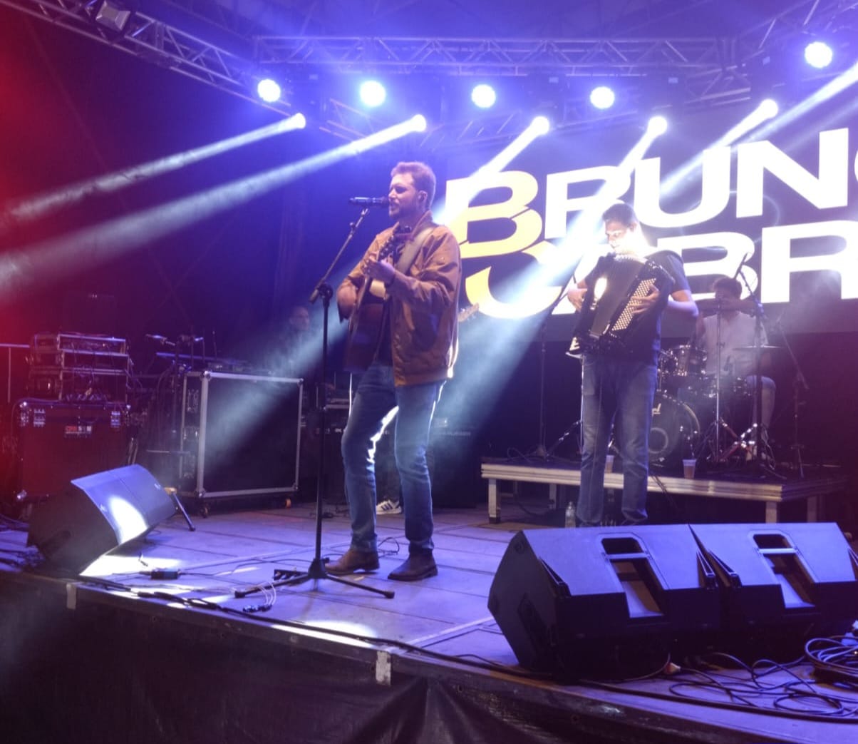 Quermesse da APAE atrai grande público com música de Bruno Cabral, gastronomia e diversão para toda família