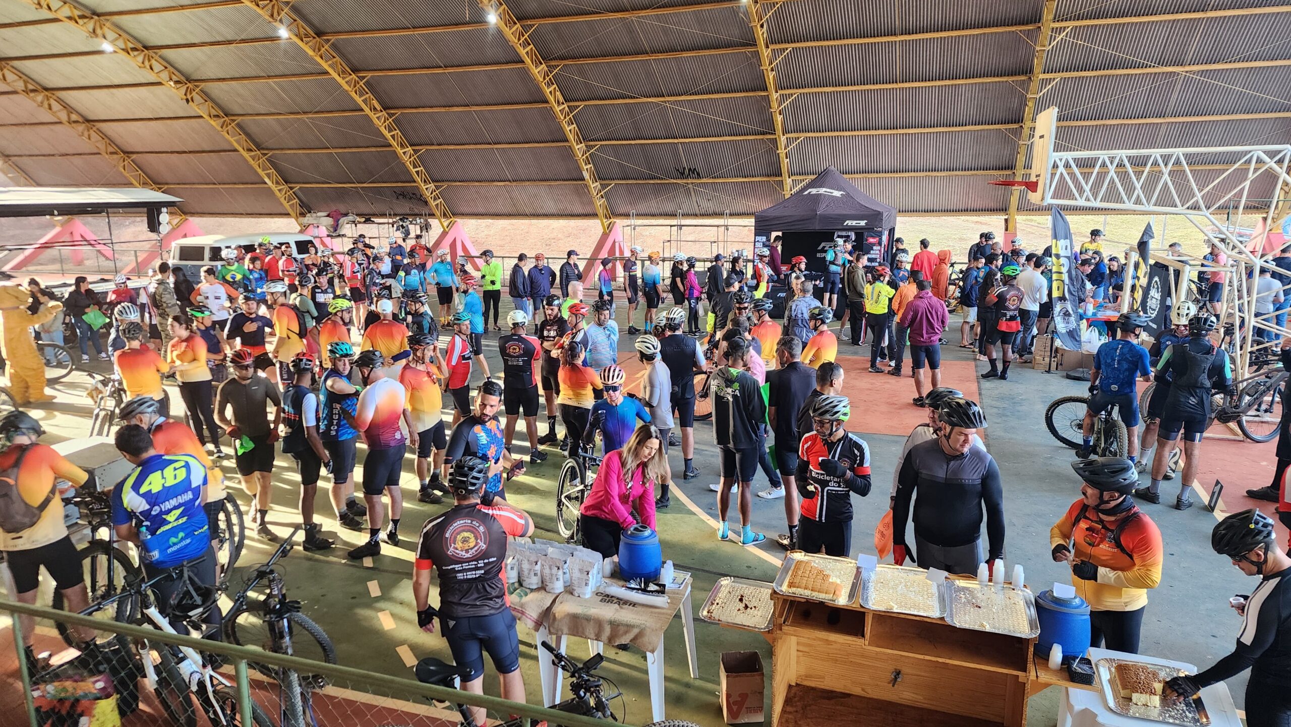 Trilhão Solidário Bike Club reúne mais de 400 participantes e arrecada doações para a Comunidade Fé com Obras