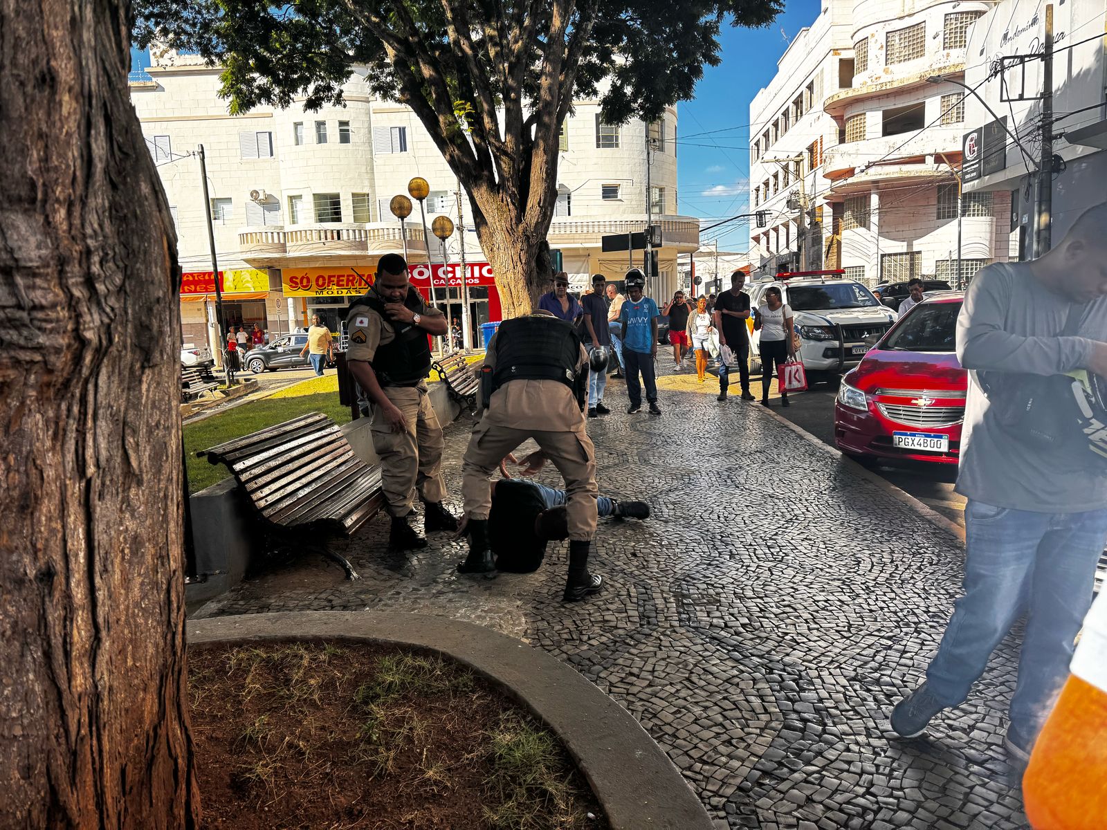 Homem em fúria ateia fogo na casa do ex-cunhado, ameaça familiares e acaba preso no Centro 