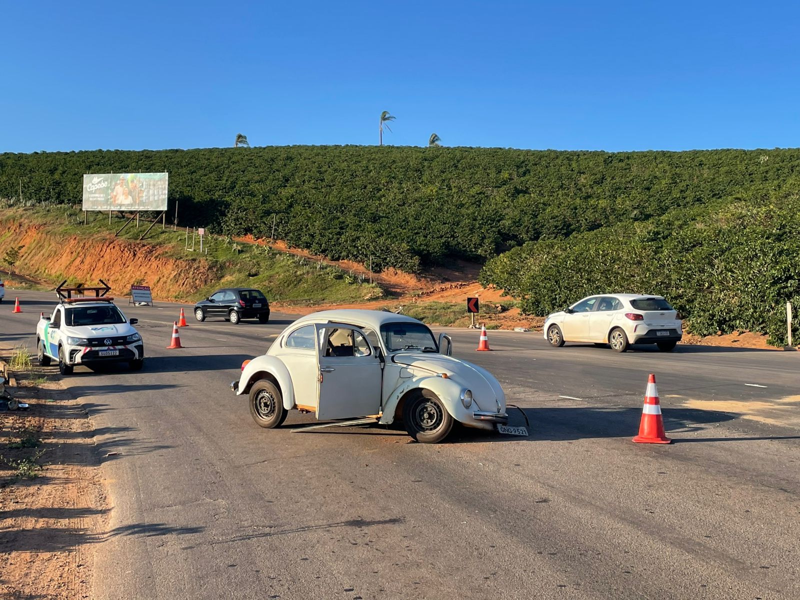 Idosa fica ferida em colisão entre Fusca e caminhão na MG-167, entre Três Pontas e Varginha