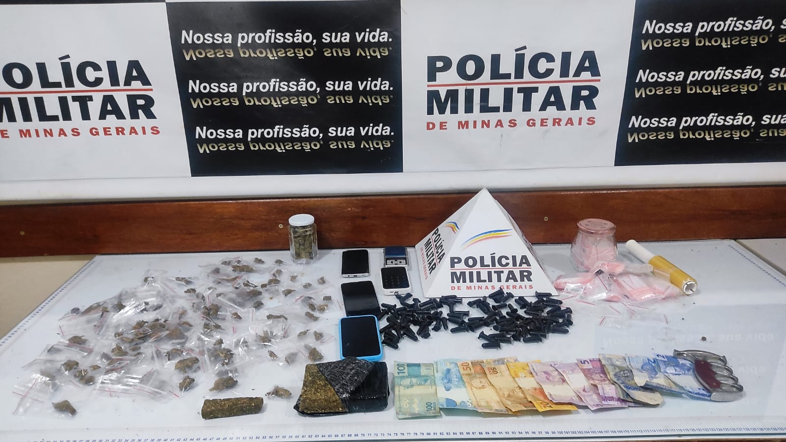 Ação da PM no Alcides Mesquita leva à prisão por tráfico e apreensão de cocaína e maconha