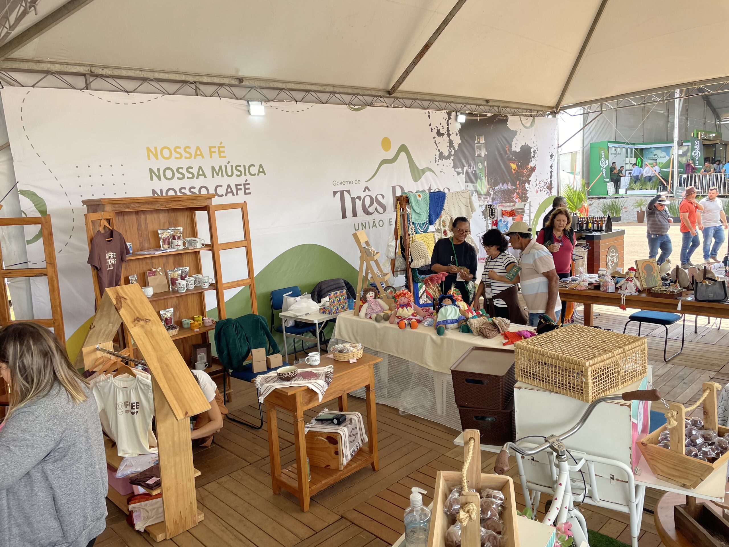 Secretaria de Cultura, Lazer e Turismo valoriza artesanato local com estande para artesãos na Expocafé