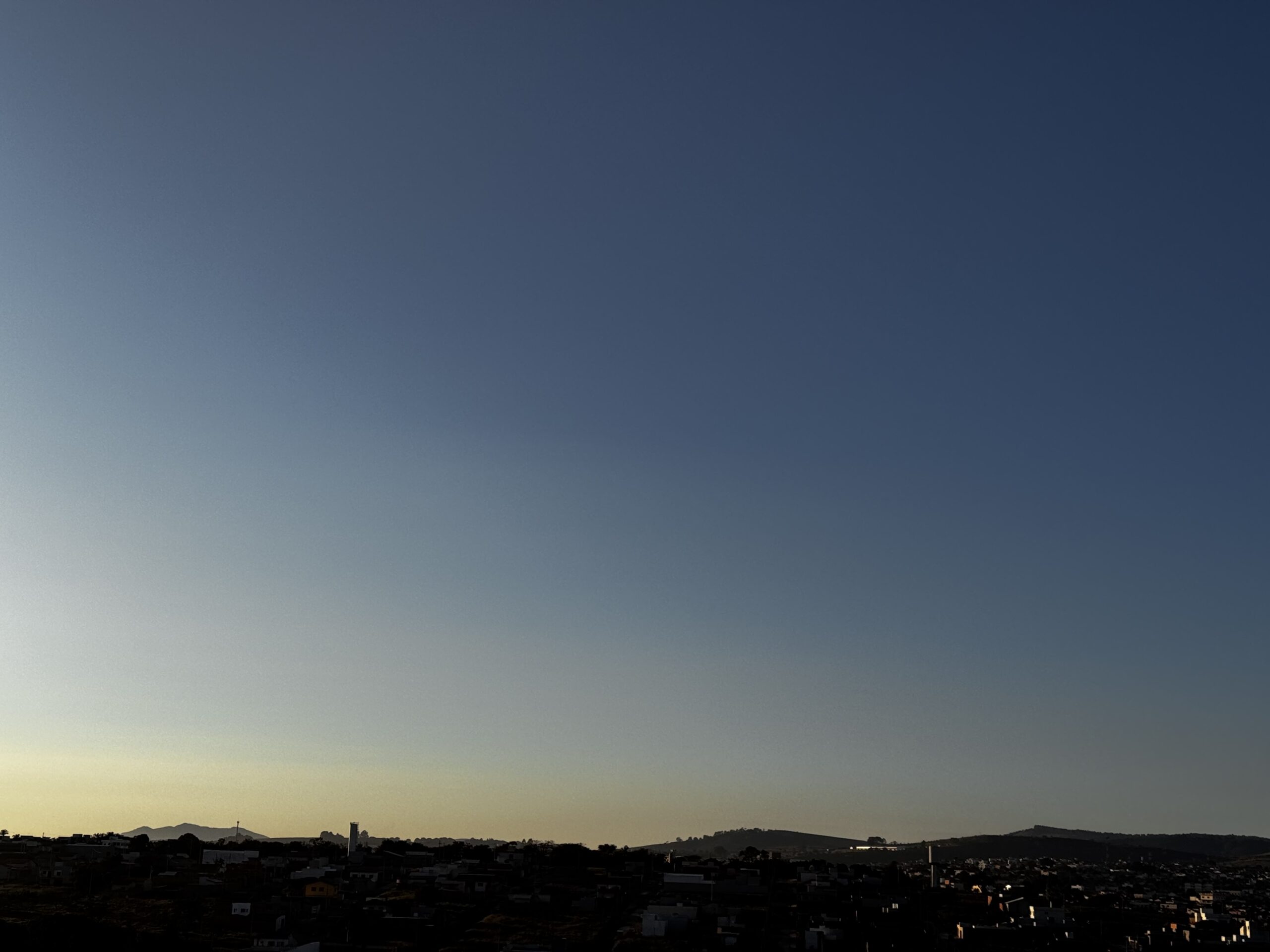 Segunda começa com céu nublado, mas sem chuva