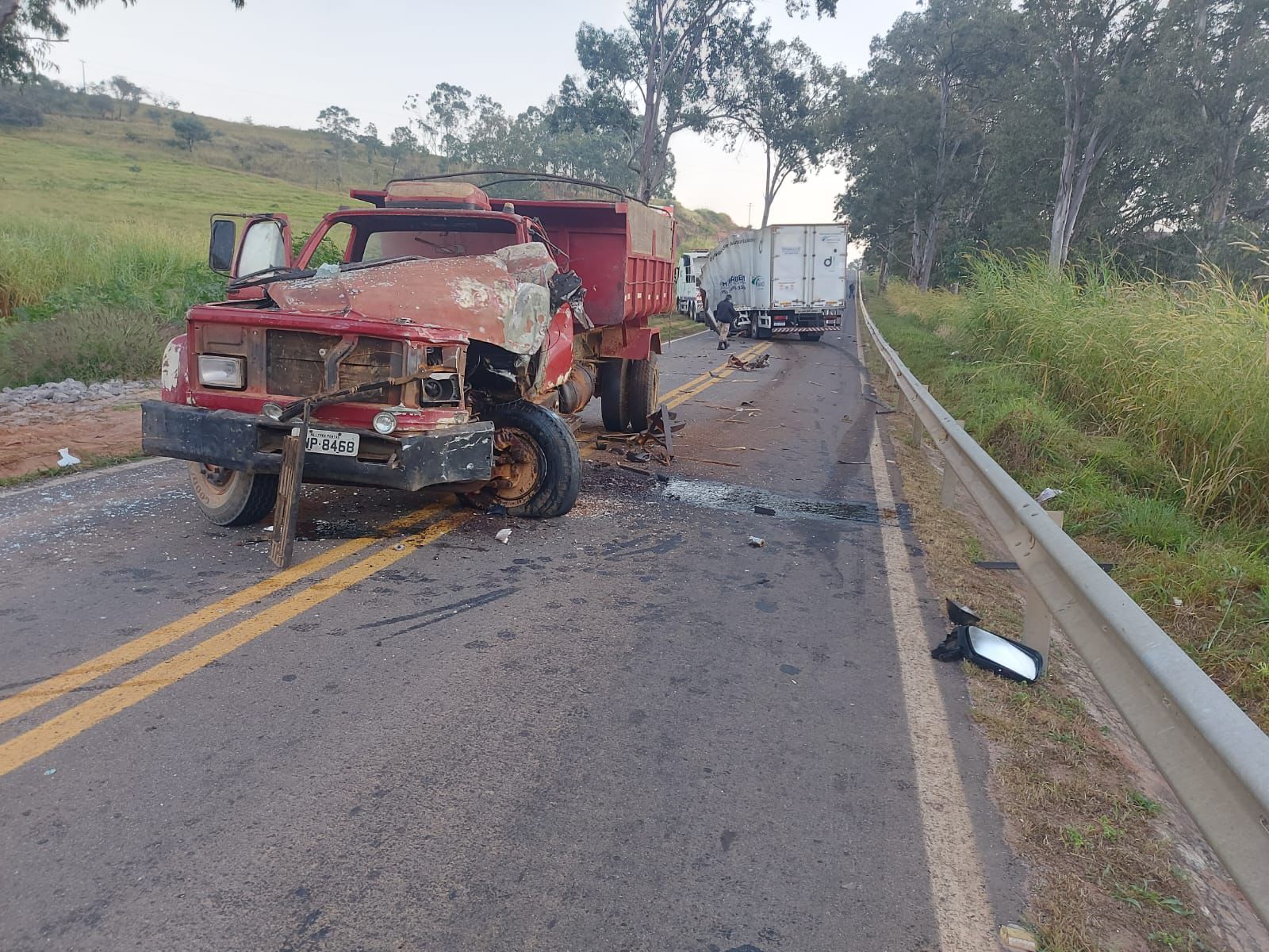 Colisão frontal entre caminhões interdita MG-167 em Três Pontas