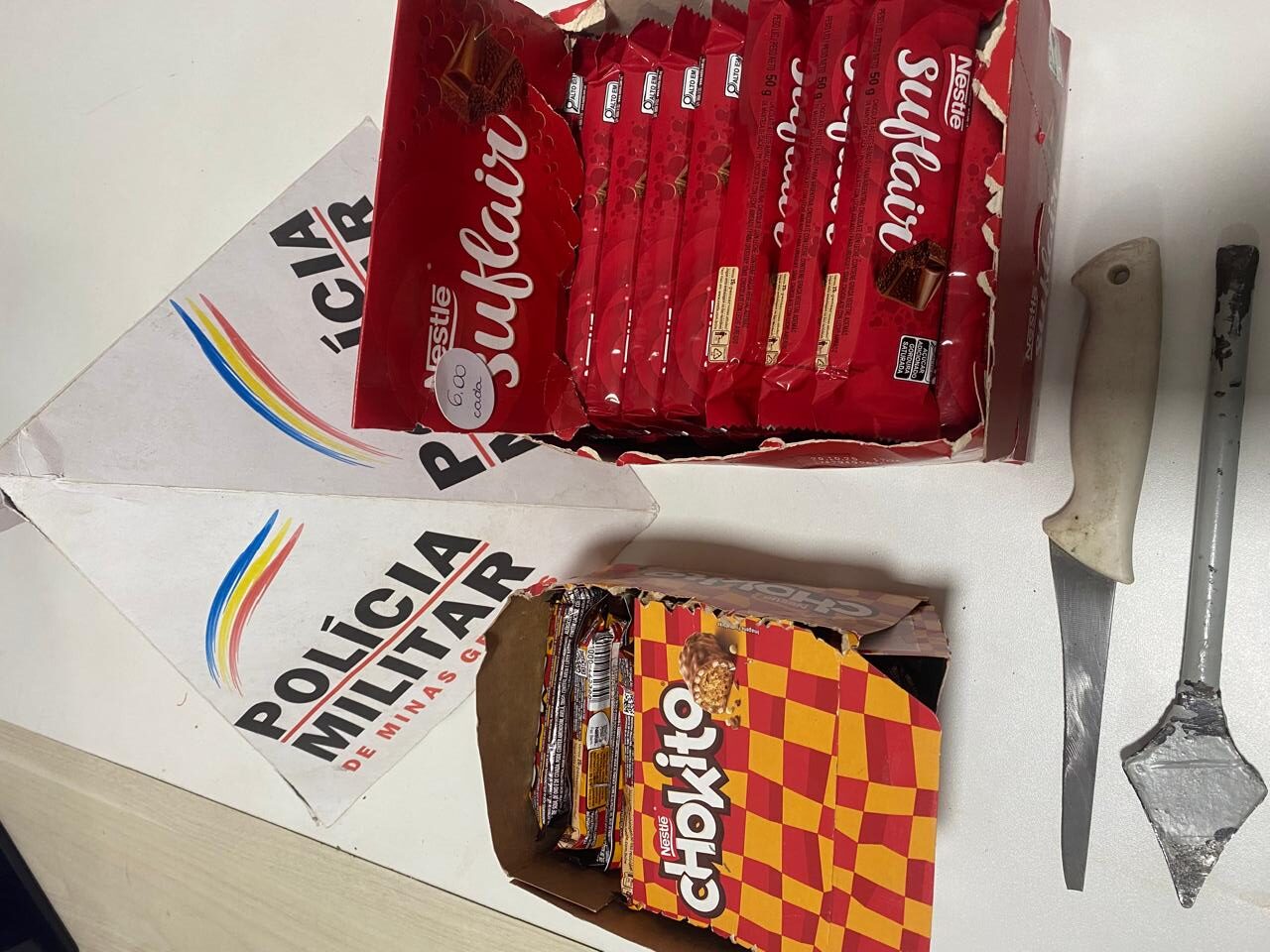 Dupla furta loja de festas e enche mochila de chocolates; um é preso