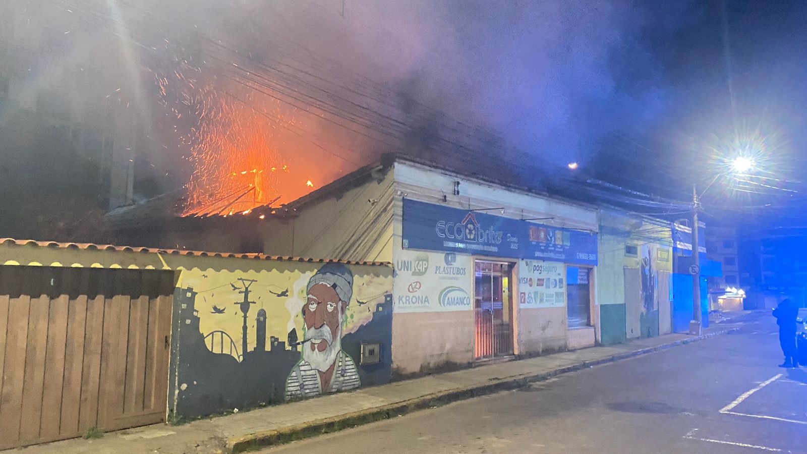 Loja de materiais de construção é destruída por incêndio no Centro de Três Pontas