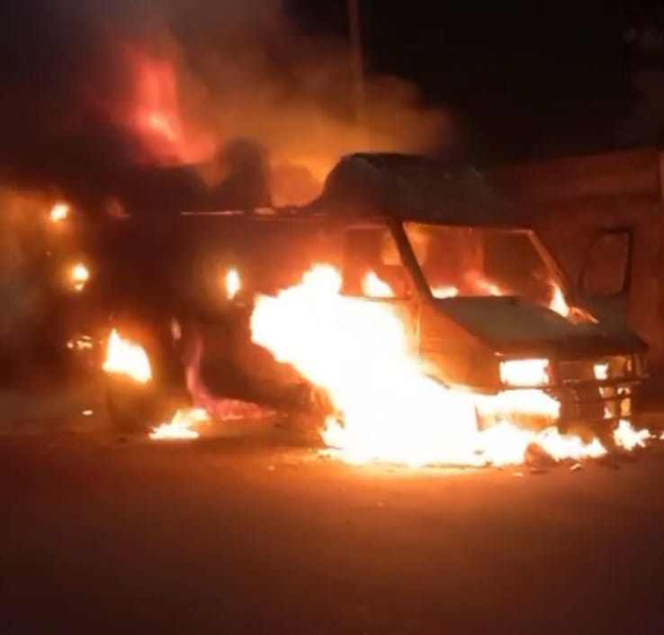 Terror na madrugada: homem incendeia van e tenta atear fogo em ônibus no Alcides Mesquita