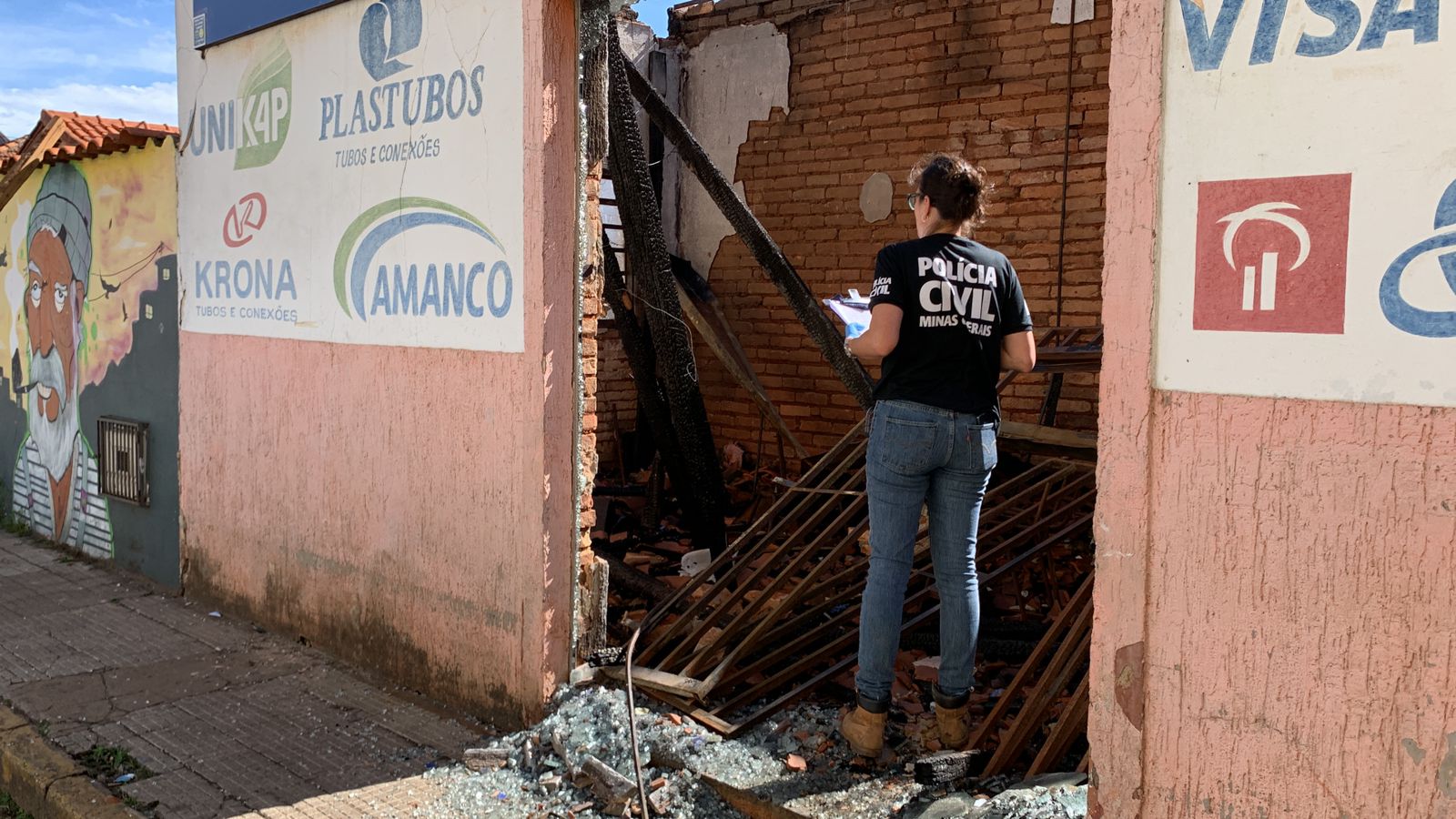 Perícia da Polícia Civil é realizada em loja incendiada e versão de suspeito é confirmada
