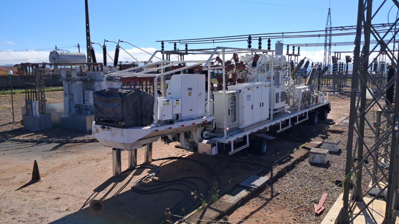 Cemig realiza manutenção preventiva na subestação de energia em Três Pontas, com suporte de equipamento especial