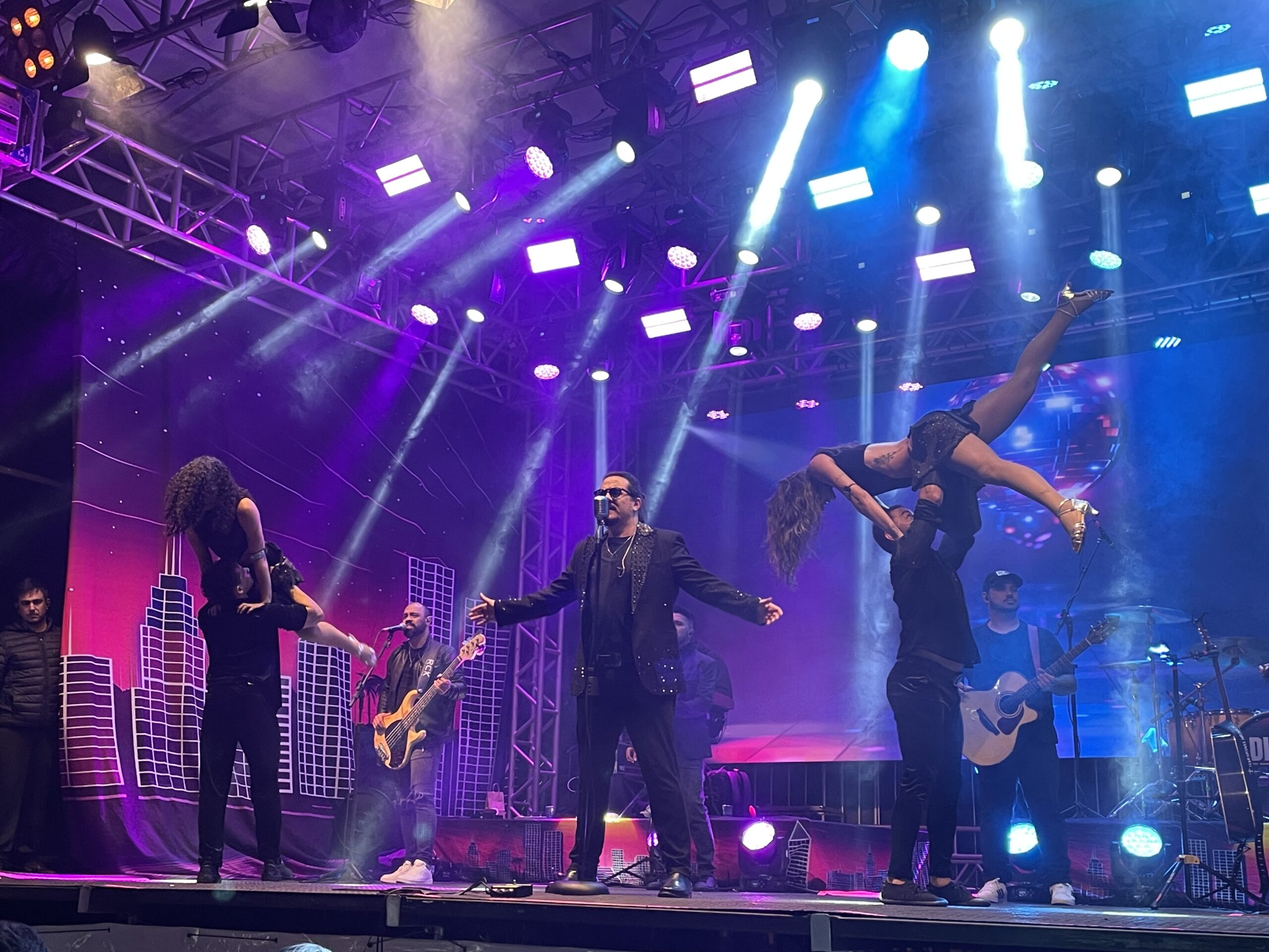 Santana da Vargem lota a praça e vive noite memorável com show de Dino Fonseca no Festival Gastronômico