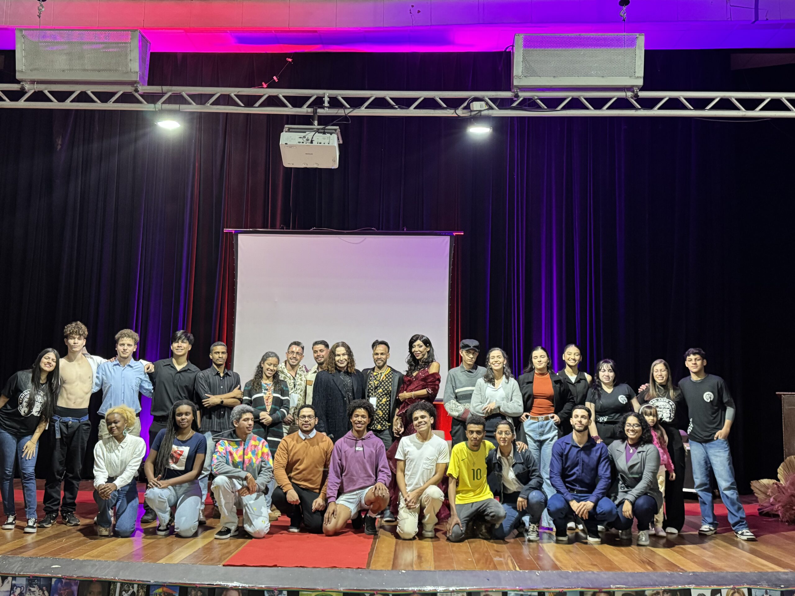 Movimento da Diversidade emociona com teatro sobre homofobia e promove conscientização em Três Pontas
