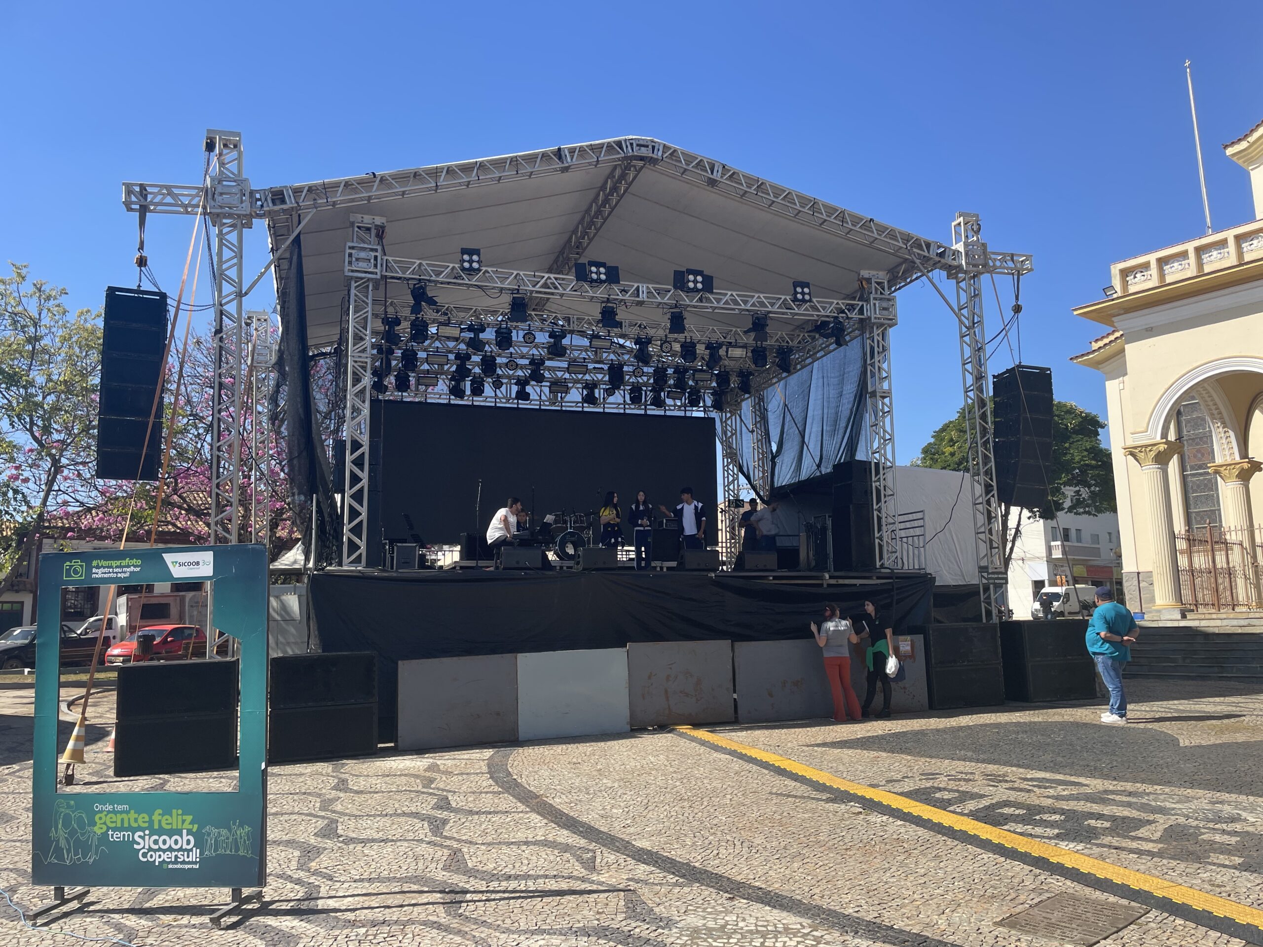 Festival Canto Aberto começou hoje com tenda cultural e a noite etapa estudantil