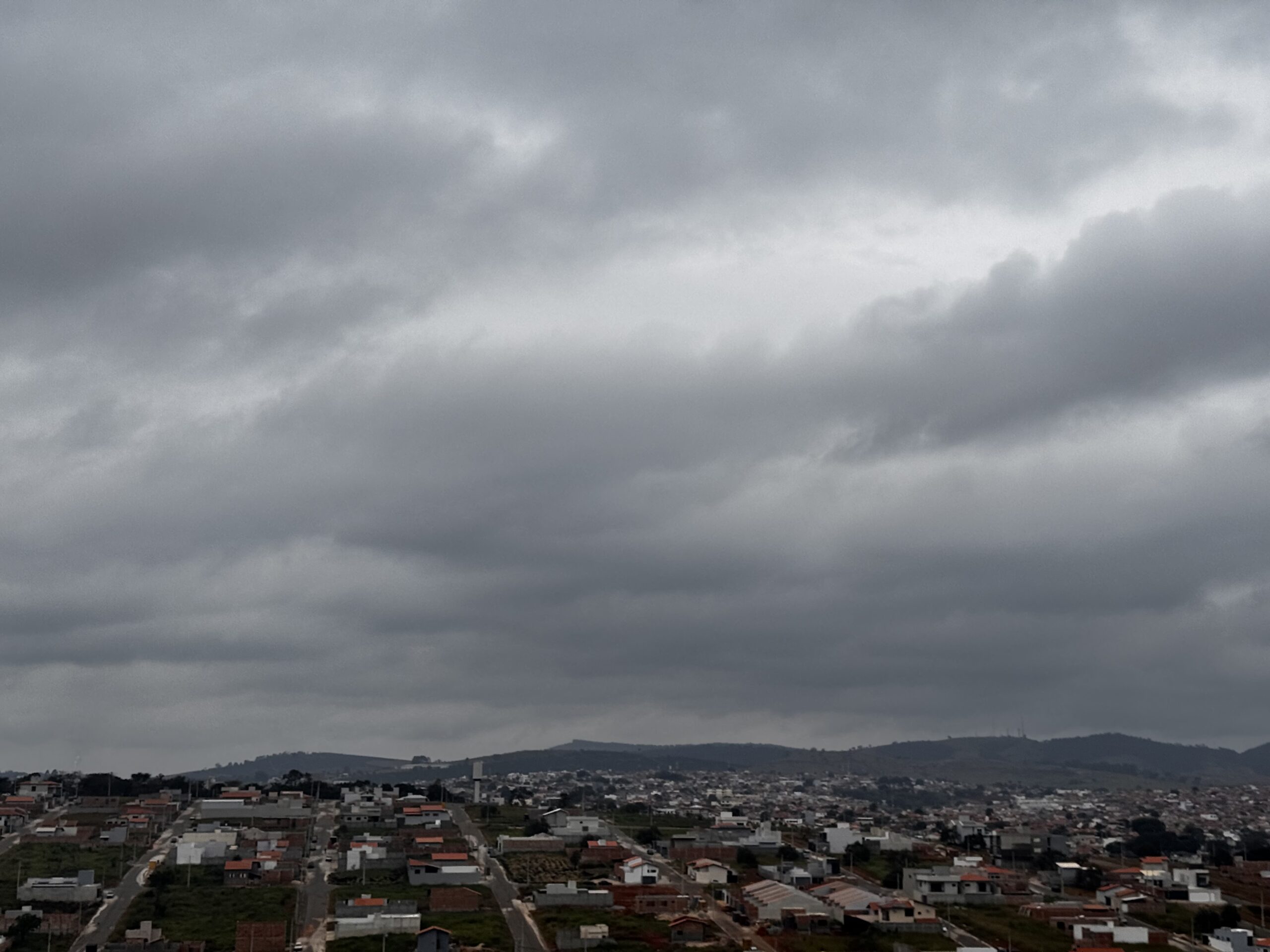 Segunda-feira começa com tempo nublado, mas sem previsão de chuva em Três Pontas