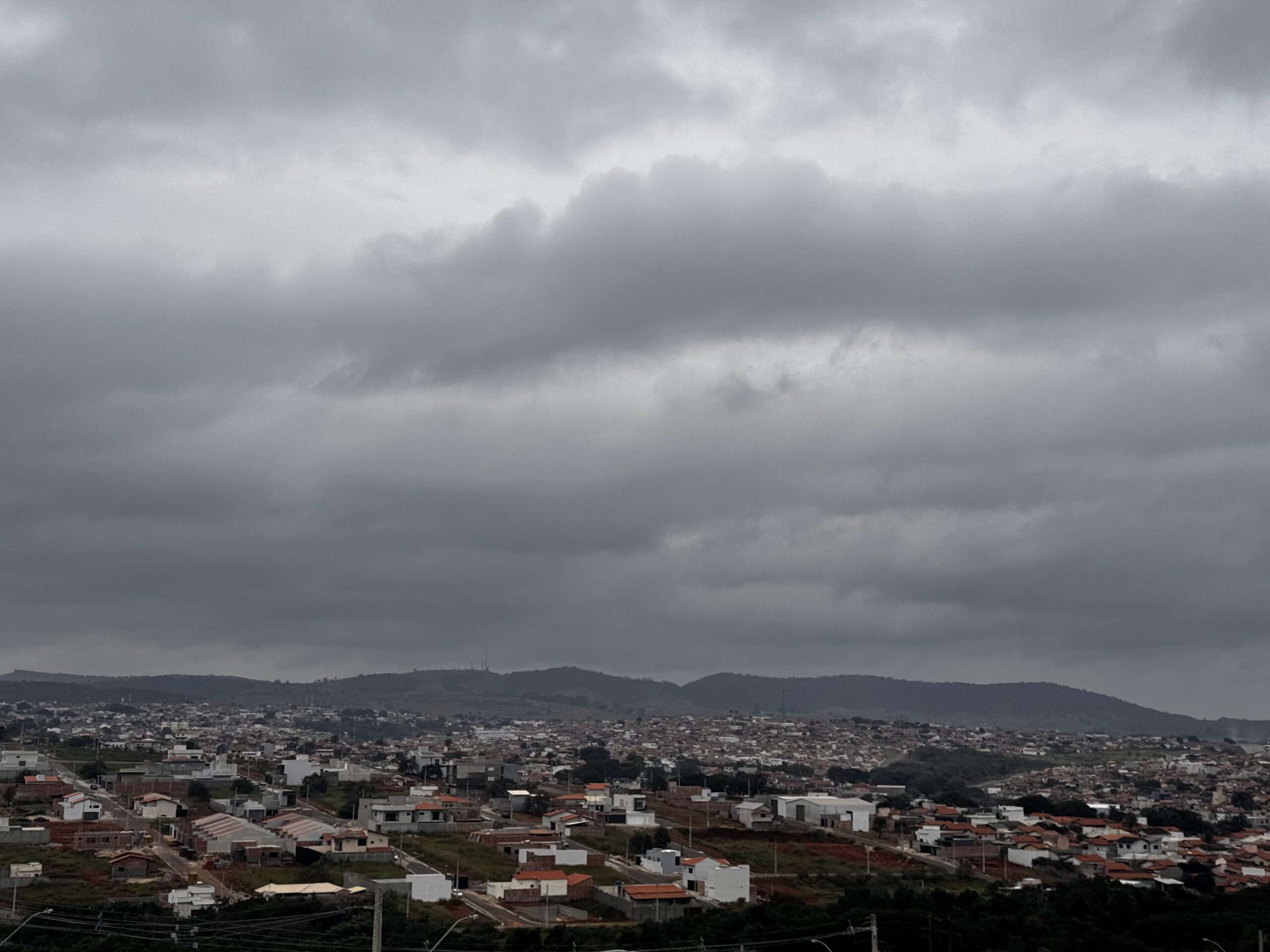 Quarta-feira em Três Pontas: céu carregado de nuvens, mas sem chuva