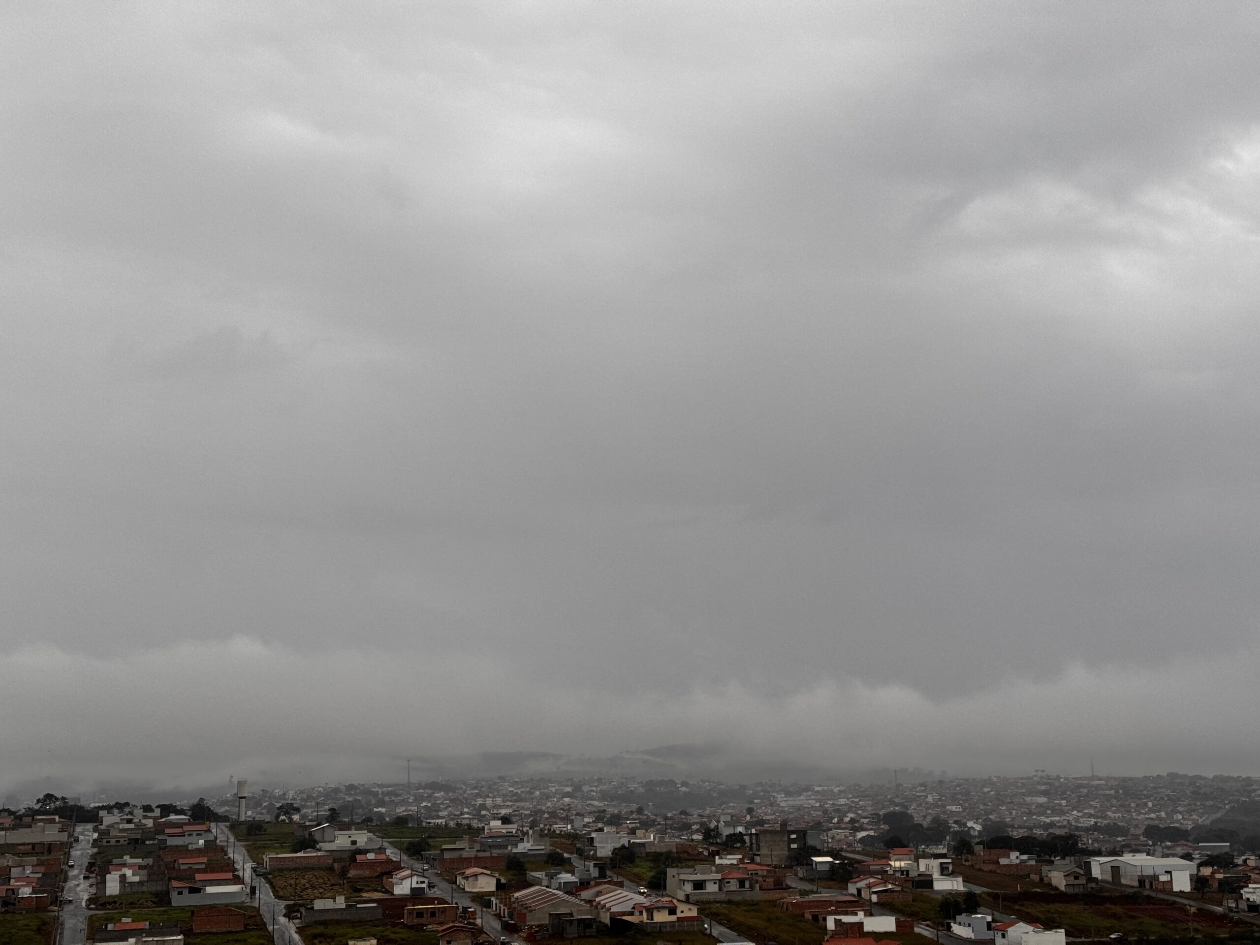Segunda-feira em Três Pontas: céu encoberto, mas clima agradável