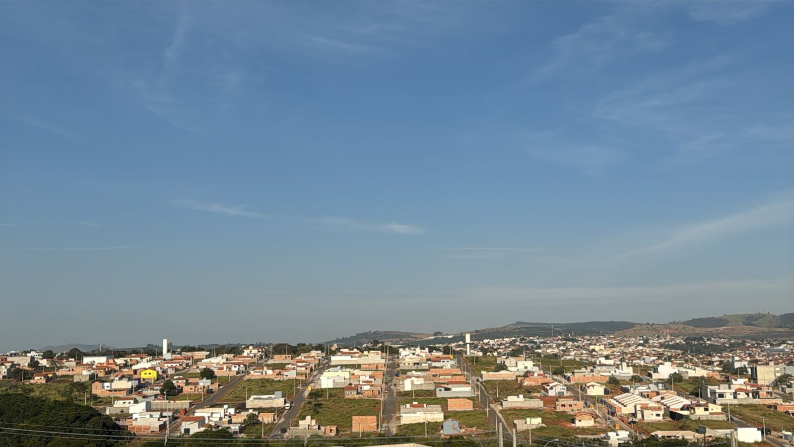 Sexta-feira de céu carregado, mas sem sinal de chuva