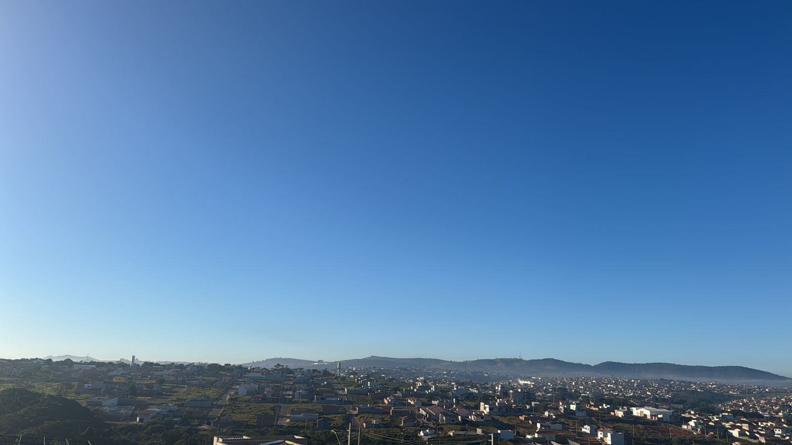 Quinta-feira com céu limpo e clima seco em Três Pontas