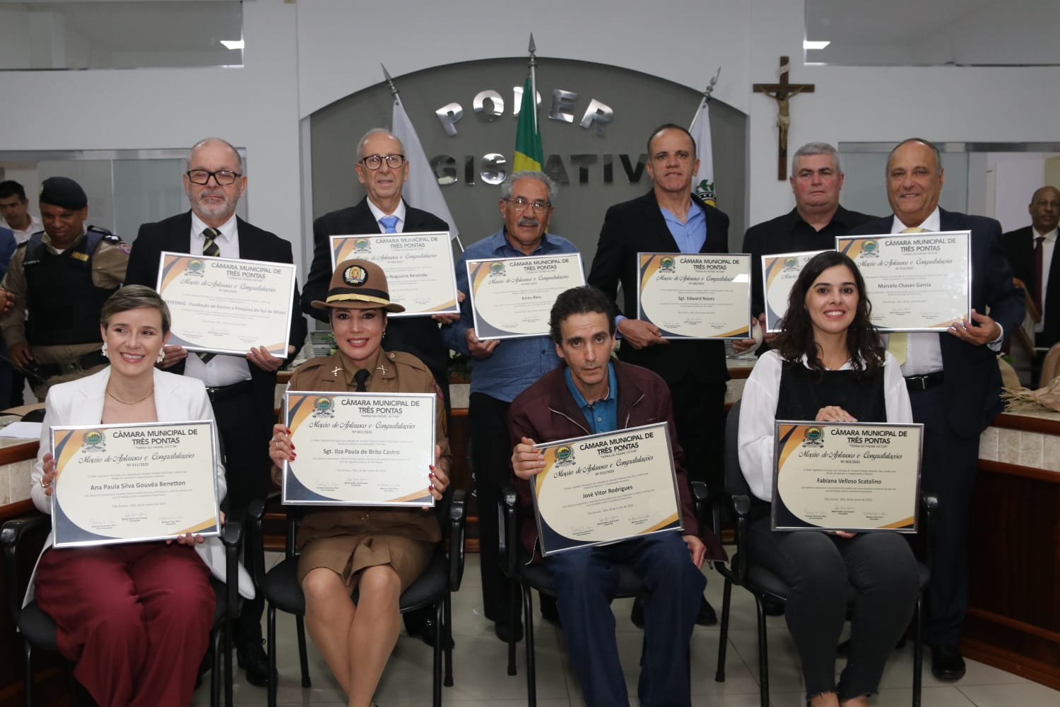 Vereadores entregam Moções de Aplausos a personalidades em sessão solene na Câmara