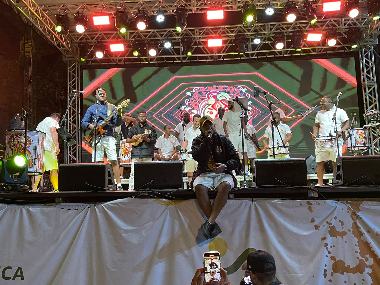 Show da Batucada Tambanauê aquece a gelada noite do Festival Canto Aberto com muita animação e ritmo