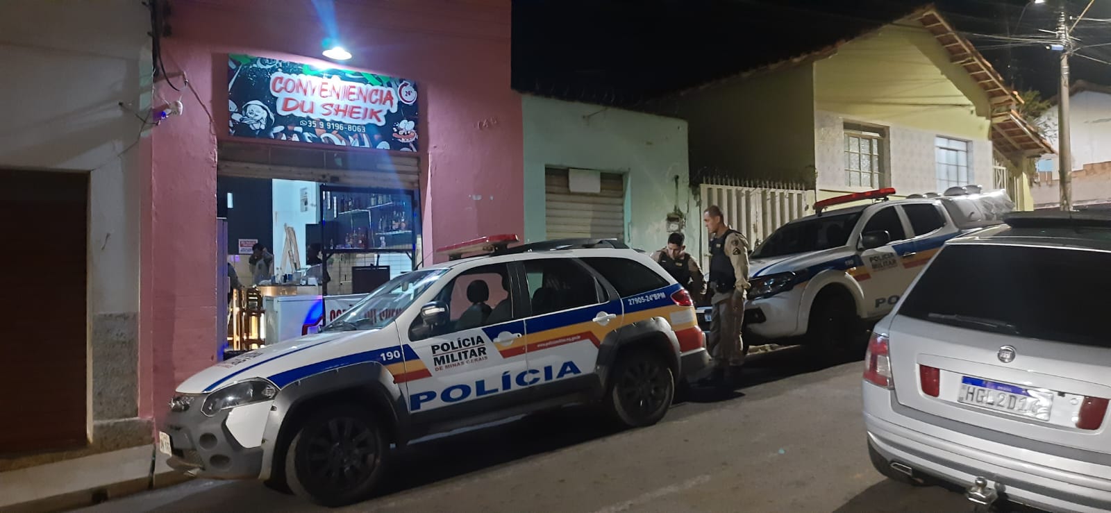 PM encontra drogas escondidas em pé de mesa, dentro de loja de conveniência que servia como ponto de tráfico