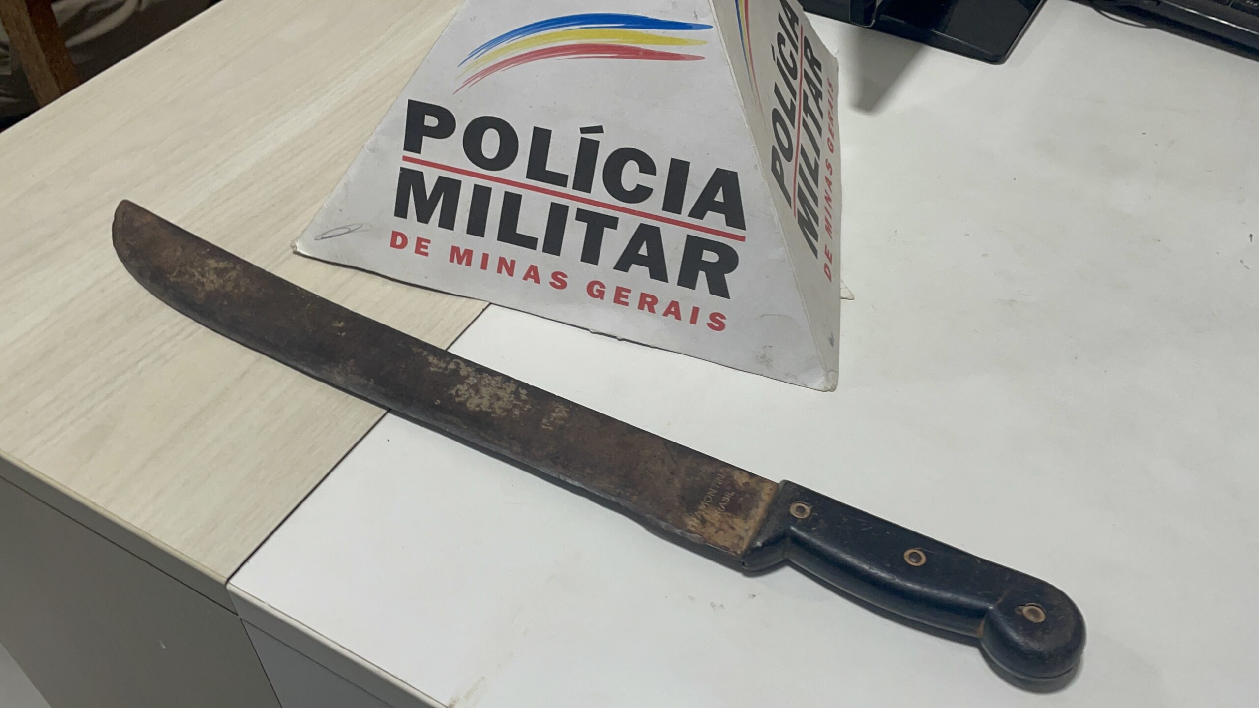 Homem é preso após tentar matar dois conhecidos com facão durante festa do Dia dos Pais