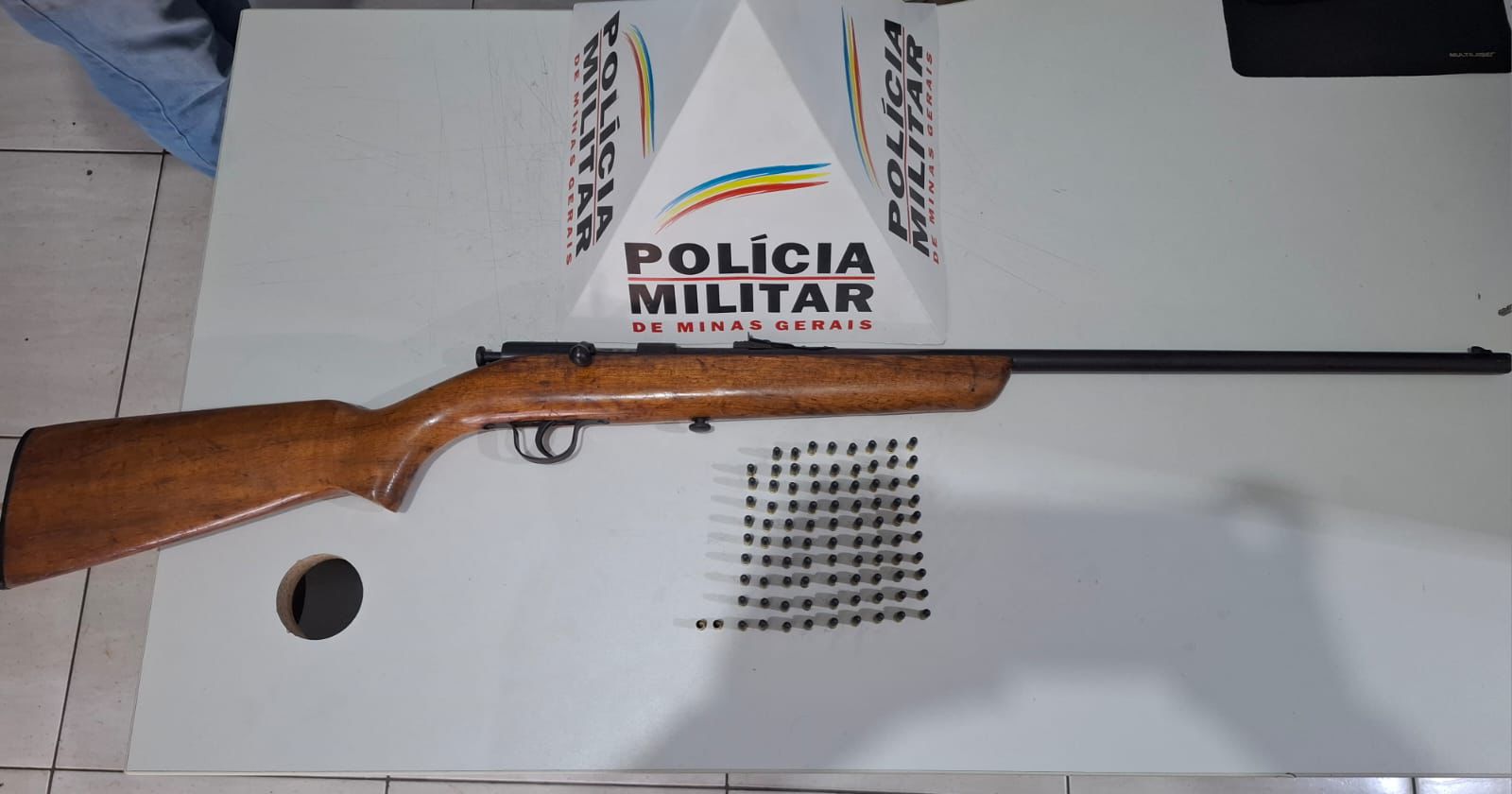Homem é preso com rifle e quase 90 munições em Santana do Jacaré