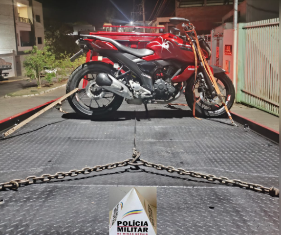 Motoqueiro sem capacete tenta fugir da PM em Santana da Vargem, mas acaba preso