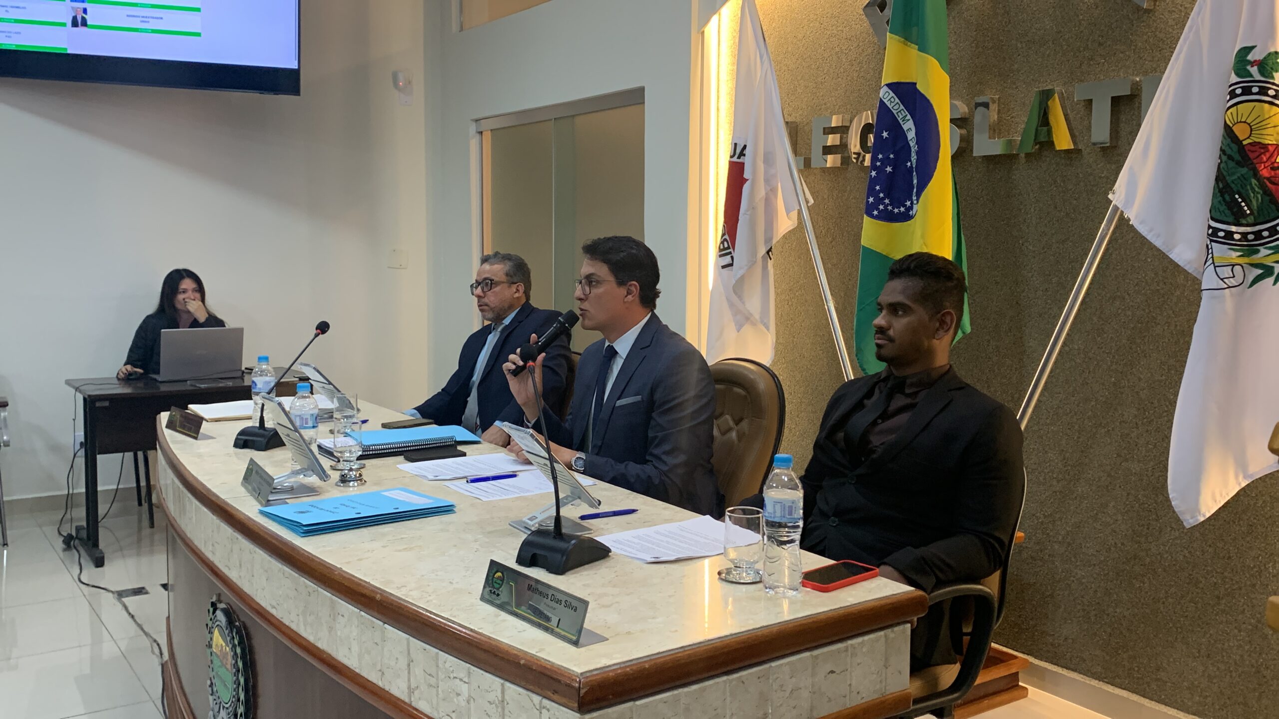 Câmara aprova projetos com forte aporte à saúde e debate polêmica do portão