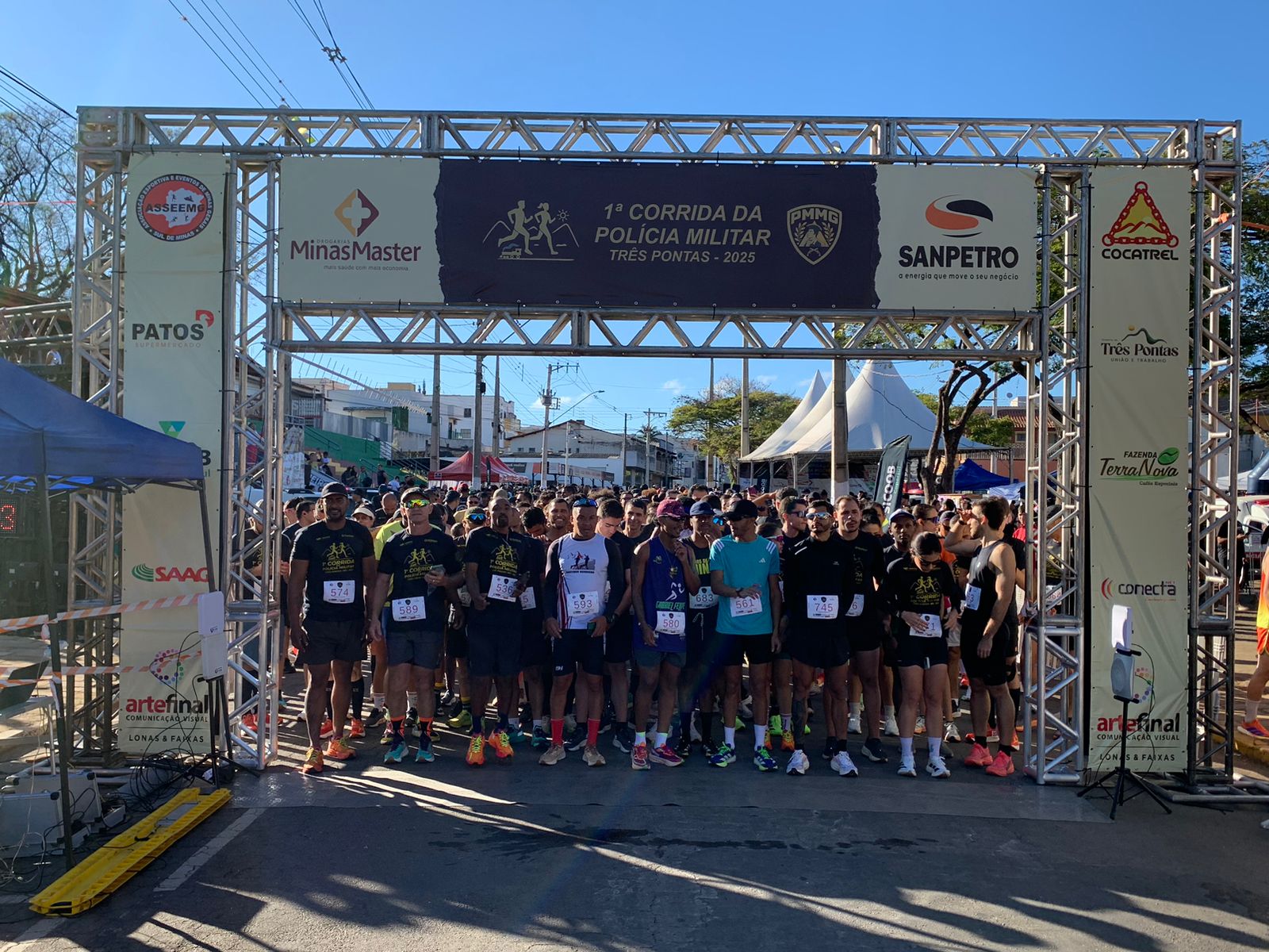 Avenida Oswaldo Cruz vira mar de gente na estreia da Corrida da PM em Três Pontas