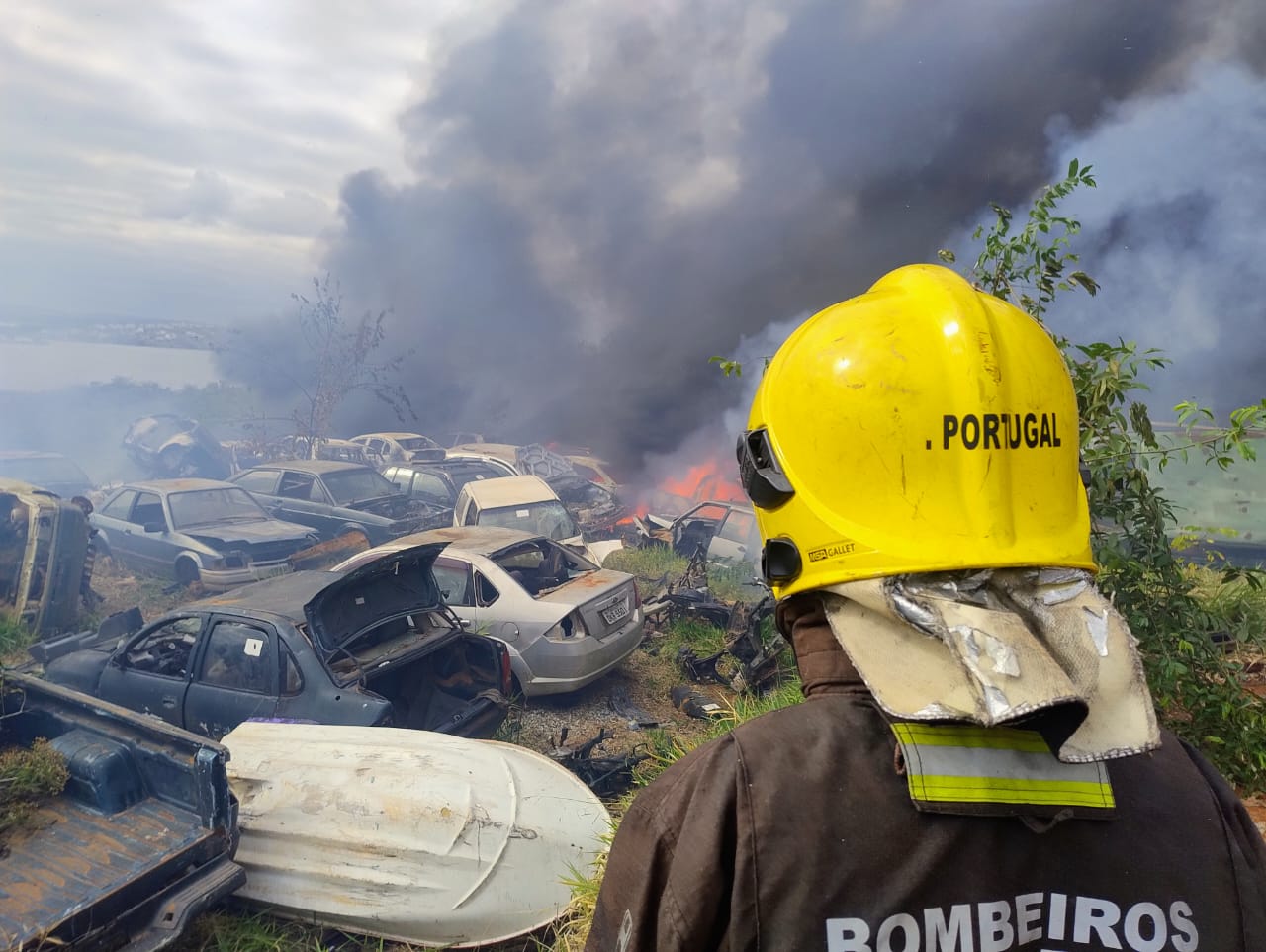 Incêndio destrói cerca de 100 veículos em pátio do Detran em Boa Esperança